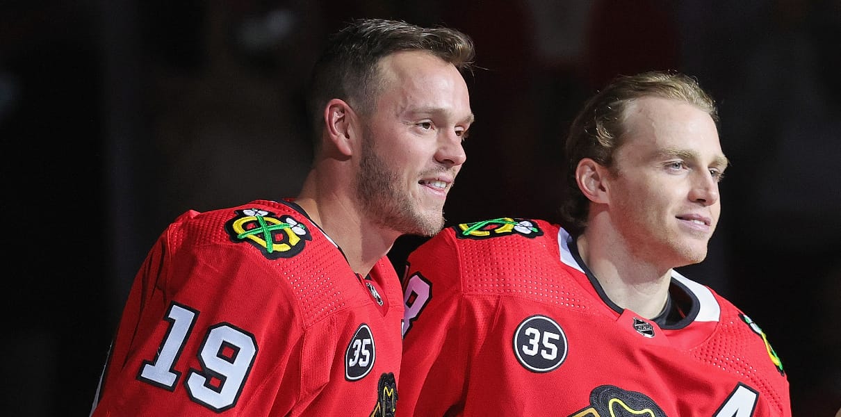 Jonathan Toews goes up against his old college coach - Chicago
