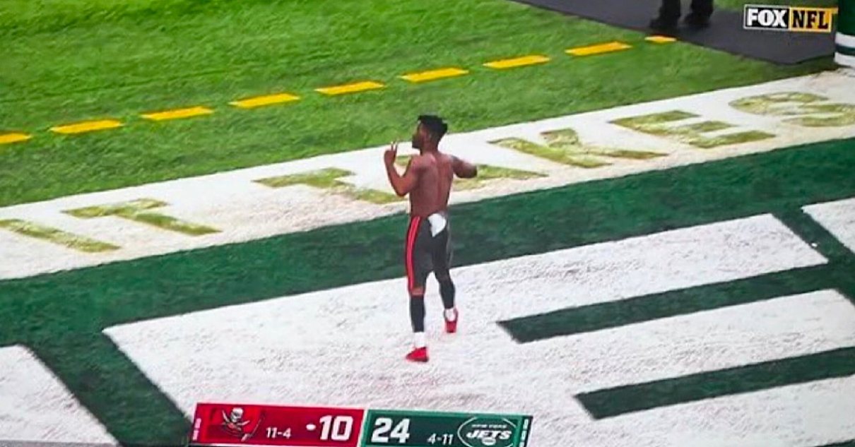 Antonio Brown rips off jersey and pads, runs shirtless off the