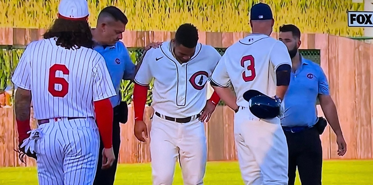 Willson Contreras Got Hurt Rounding Second Base and He's Out of the Game  (UPDATE: Actually, He's Somehow Staying In?!) - Bleacher Nation