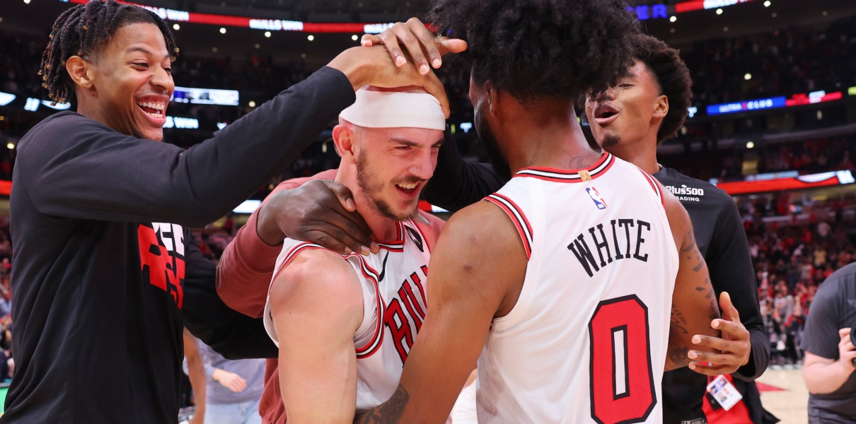 Alex Caruso celebrates with Chicago Bulls teammates.