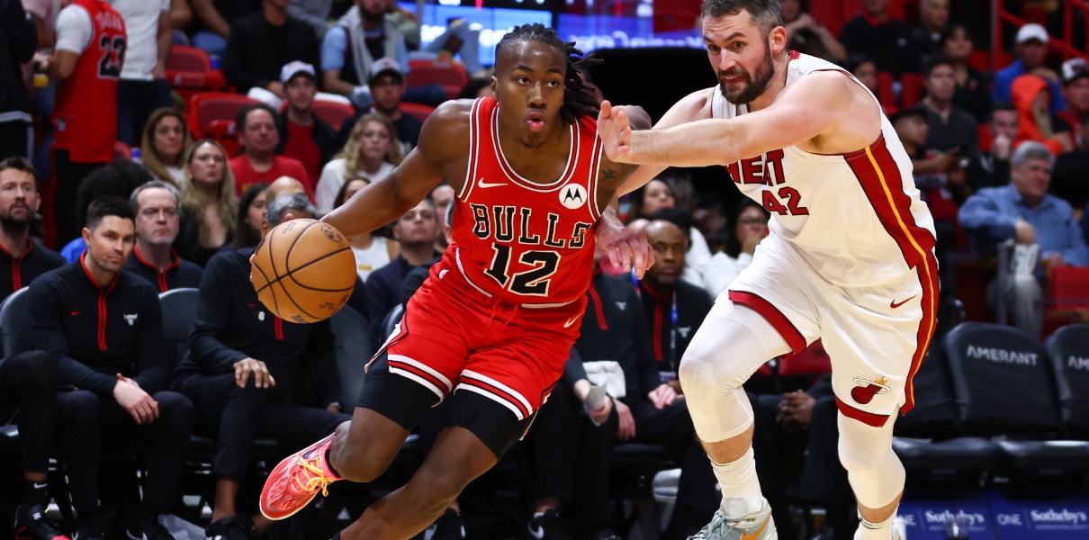 Ayo Dosunmu of the Chicago Bulls drives on Kevin Love