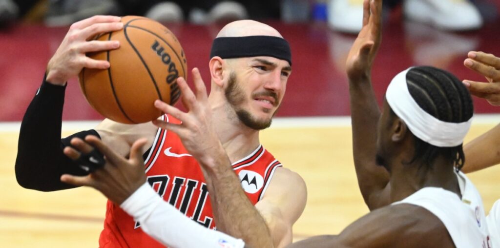 Alex Caruso of the Chicago Bulls against the Cavaliers