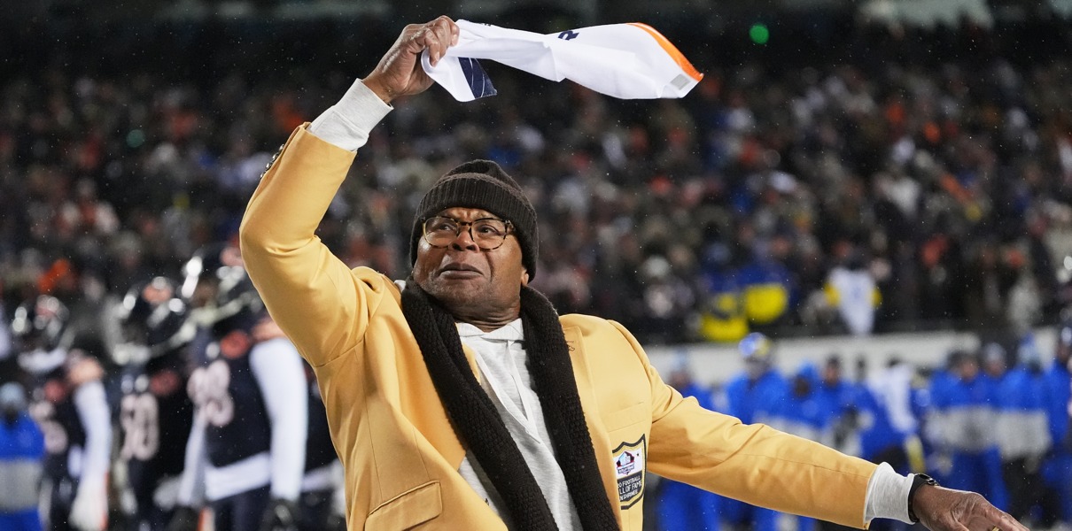 Mike Singletary Chimes In On the Chicago Bears Stadium Saga Mike Singletary Chimes In On the Chicago Bears Stadium Saga